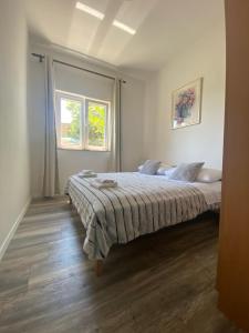 um quarto com uma cama num quarto com uma janela em Apartman Ana em Dobropoljana