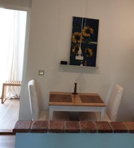 a dining room with a table and white chairs at Ferienwohnung Heusler in Hasselfelde