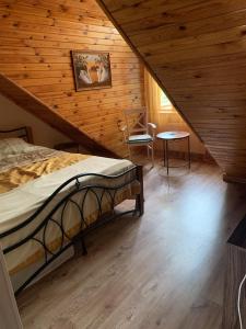 Zimmer im Dachgeschoss mit einem Bett und einem Stuhl in der Unterkunft Excelsior Guesthouse in Jūrmala