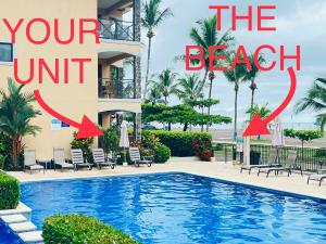 Bazén v ubytování BEACHFRONT Condo Bahia Encantada L1 Jaco Beach nebo v jeho okolí