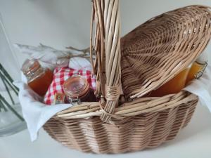 a wicker basket with jars of jam and a drink at Bulles d'Auvergne 