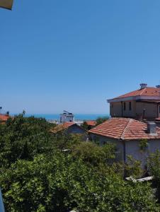 einen Blick auf die Dächer der Häuser und das Meer in der Unterkunft Alfa Guest House - Free Parking in Warna