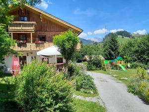 una casa y un camino delante de una casa en Landhaus Sommerbichl, en Embach