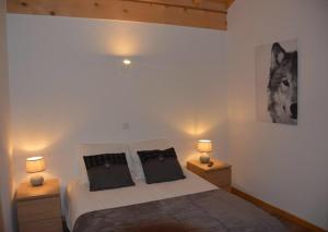 Postel nebo postele na pokoji v ubytování Chalet Alexanne - Meublé de tourisme classé 3 étoiles - Porte de St Gervais
