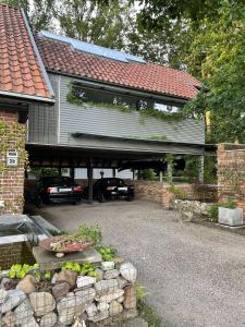 ein Haus mit Garage, unter dem Autos geparkt sind in der Unterkunft Atelier Tiedemann in Soltau