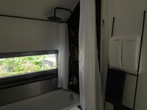Zimmer mit einem Fenster, einem TV und einem Vorhang. in der Unterkunft Atelier Tiedemann in Soltau