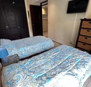 Postel nebo postele na pokoji v ubytování BEACHFRONT Condo Bahia Encantada L1 Jaco Beach