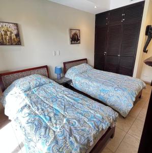 Postel nebo postele na pokoji v ubytování BEACHFRONT Condo Bahia Encantada L1 Jaco Beach