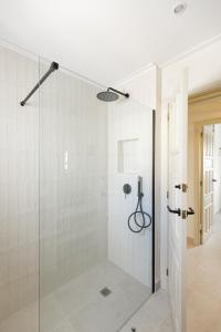 y baño con ducha y puerta de cristal. en CASA LUZ - Somewhere south villas by Astrid Elisee, en Benitachell