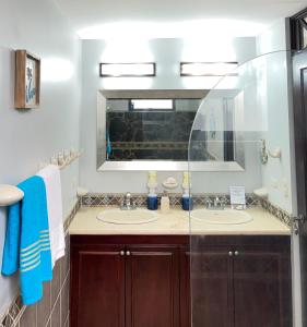 Baño con 2 lavabos y espejo en BEACHFRONT Condo Bahia Encantada Jaco Beach L1, en Jacó