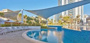 Bazén v ubytování Studio with City Views, Jumeirah Lake Towers - Mint Stay nebo v jeho okolí