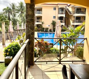Bazén v ubytování BEACHFRONT Condo Bahia Encantada L1 Jaco Beach nebo v jeho okolí