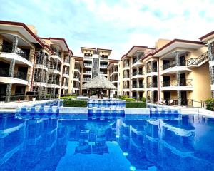 Bazén v ubytování BEACHFRONT Condo Bahia Encantada L1 Jaco Beach nebo v jeho okolí