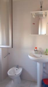 Baño blanco con lavabo y aseo en Residence Corso 50, en Mestre