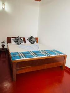 ゴールにあるUma Beach Homeのベッド1台が備わる客室です。