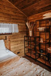 1 dormitorio con 1 cama en una habitación de madera en Romantické ubytovanie pre dvoch v lese en Banská Bystrica