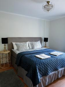 een slaapkamer met een bed met een blauw dekbed bij Dinx in Hällefors