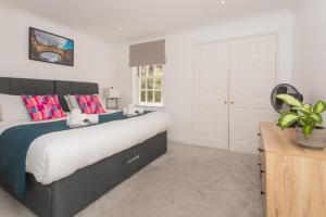 Un dormitorio con una cama grande y una planta en Crescent Mews en Bath
