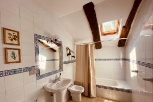 łazienka z umywalką, toaletą i wanną w obiekcie Casa Grande de Láncara w mieście Lugo