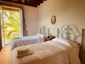 sypialnia z 2 łóżkami i dużym oknem w obiekcie Casa Grande de Láncara w mieście Lugo