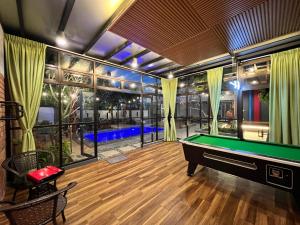 Billiards table sa The Uniique Haus - Johor 1st Staycation Water Dining Experience