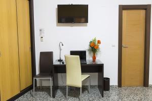 Televízia a/alebo spoločenská miestnosť v ubytovaní Hotel de Los Faroles
