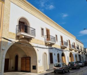 un edificio con auto parcheggiate di fronte di Le radici a Erchie
