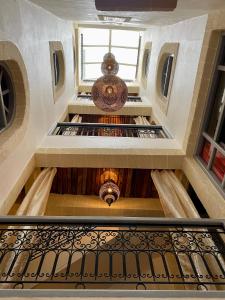 une vue sur un escalier en colimaçon avec un escalier en colimaçon dans l'établissement Dar Farah, riad au coeur de la médina, à Essaouira
