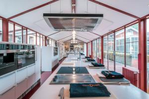 una mensa scolastica con una fila di tavoli e finestre di Hôtel Le Saint-James a Bouliac Altre 35 foto