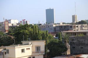 uma vista da cidade a partir do telhado de um edifício em HOTEL ANHUI em Lomé