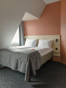 um quarto com uma cama grande e uma janela em Citybox Oslo em Oslo