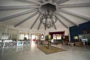 uma grande sala de estar com um lustre pendurado no tecto em Halıcı Hotel Resort & SPA em Pamukkale