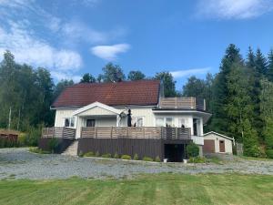 ein großes weißes Haus mit einer großen Terrasse in der Unterkunft Paradise-Silvergruvan in Hällefors