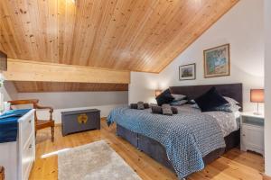Postel nebo postele na pokoji v ubytování The Bluebell - Luxury Lodge with Hot Tub