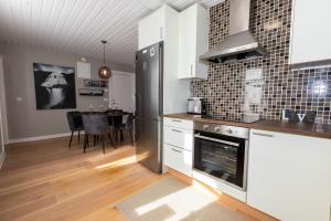 Kuchyň nebo kuchyňský kout v ubytování Lovely 2-bedroom Apartment in Akureyri