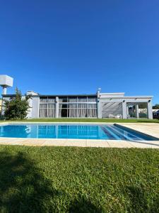 una casa grande con piscina frente a ella en Bitcoin s House Quinta Familiar 1000 m2 Piscina in 