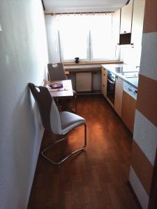 cocina con mesa y silla en una habitación en Ferienanlage am See, en Buchberg bei Herberstein