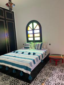 Giường trong phòng chung tại Riad Aïcha Addi - Poolside - Traditional Moroccan