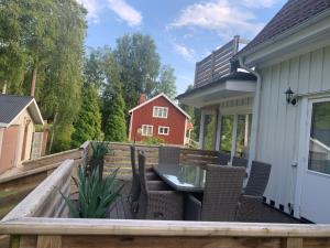 una terraza con mesa y sillas en una casa en Paradise-Silvergruvan en Hällefors