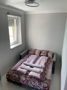 Postel nebo postele na pokoji v ubytování Kedvenc Apartman
