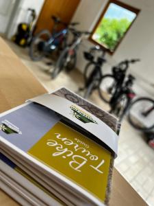 ein Buch auf einem Tisch mit zwei Fahrrädern in der Unterkunft Ferienwohnungen BERGfeeling in Bad Mitterndorf