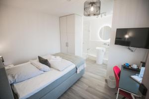 Ein Bett oder Betten in einem Zimmer der Unterkunft Hotel in Herrenhausen