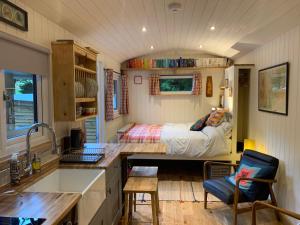 eine Küche und ein Schlafzimmer in einem winzigen Haus in der Unterkunft Shepherd’s delight in Tintern