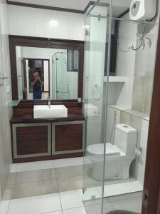une personne prenant une photo d'une salle de bains avec un miroir dans l'établissement Villa Suyara, à Panadura