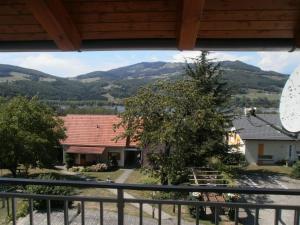 Vistas a una casa con montañas en el fondo en Ferienanlage am See, en Buchberg bei Herberstein