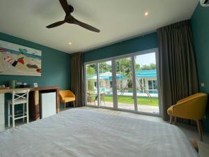 Schlafzimmer mit einem Bett und einer Glasschiebetür in der Unterkunft Le Petit Saint Tropez in Khanom + 37 Fotos