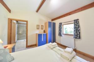 ein Schlafzimmer mit einem großen Bett und einem Fenster in der Unterkunft Amber Cabin in Ashover