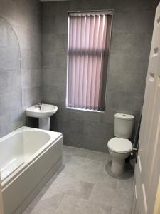 bagno con servizi igienici bianchi e lavandino di Modern,spacious 2 bed apartment a Preston