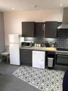 una cucina con frigorifero bianco e piano cottura di Modern,spacious 2 bed apartment a Preston