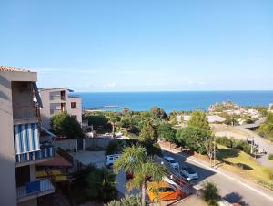 Una vista del océano desde un edificio en Carmen Suite, en Cefalú 7 fotos más